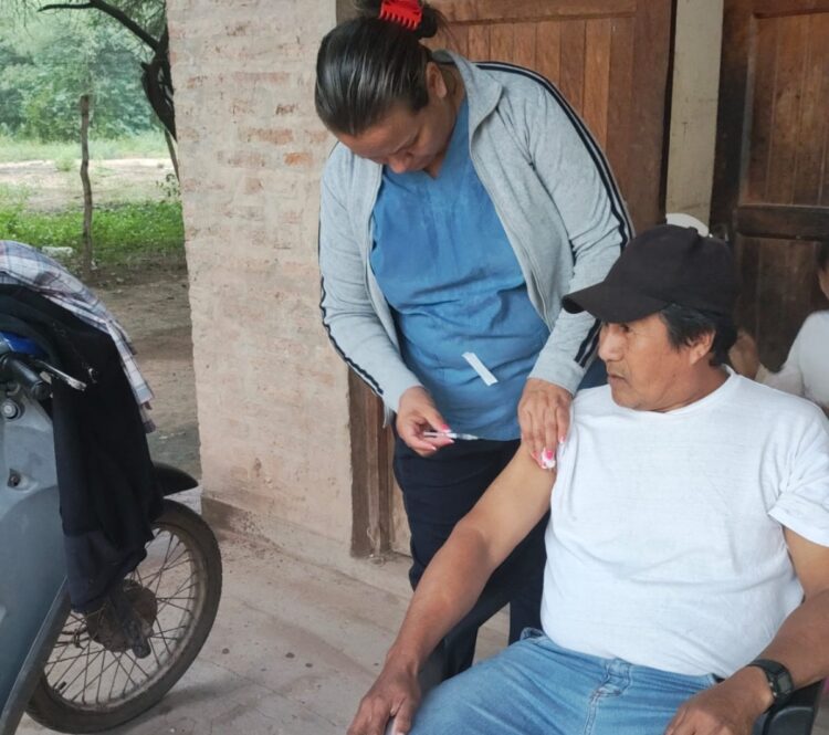 Llevan adelante jornadas de vacunación antigripal en las comunidades originarias de Laguna Yema