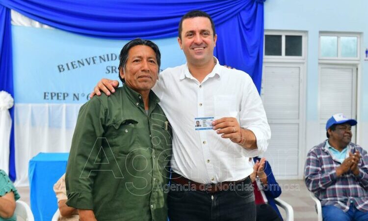 Solís encabezó entrega de licencias de conducir en Pozo del Mortero