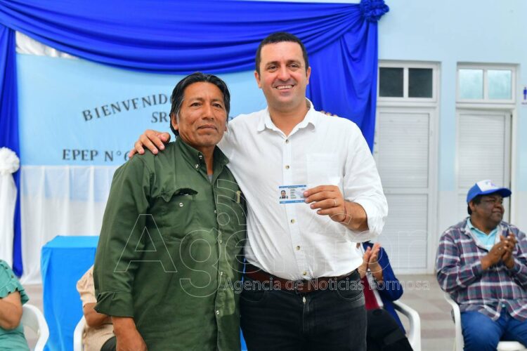 Solís encabezó entrega de licencias de conducir en Pozo del Mortero