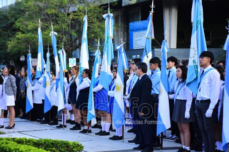 El gobernador Insfrán encabezó el acto conmemorativo a 215 años de la Revolución de Mayo