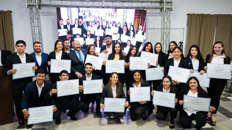 Gildo Insfrán encabezó la entrega de diplomas de 23 nuevos egresados de la UPLaB