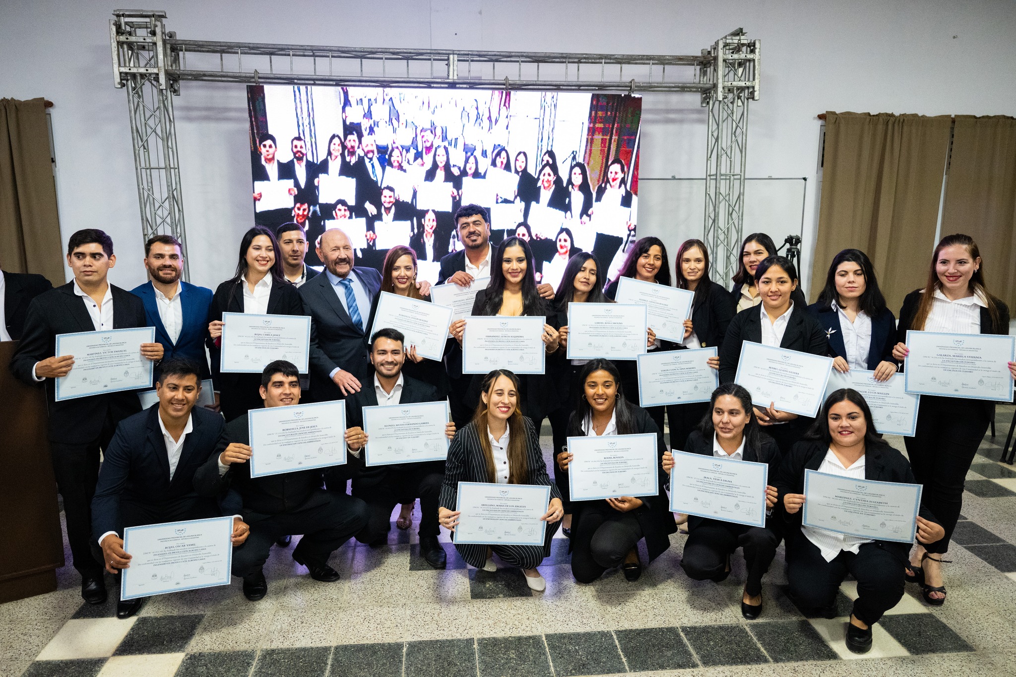 Gildo Insfrán encabezó la entrega de diplomas de 23 nuevos egresados de la UPLaB