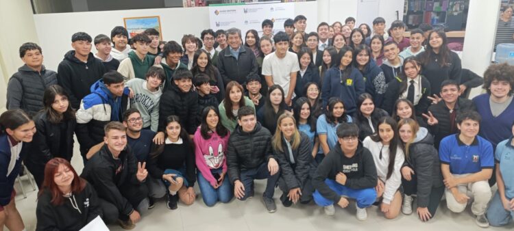 El ministro Aráoz firmó la resolución que da inicio al Parlamento Juvenil en Formosa