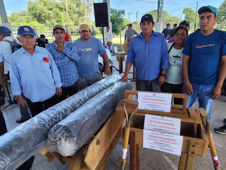 El Vicegobernador encabezó una nueva entrega de herramientas para ladrilleros en Las Lomitas