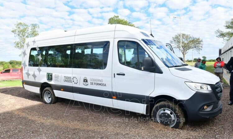 El Gobierno provincial entregó un vehículo, notebooks y aparatología para el IPF