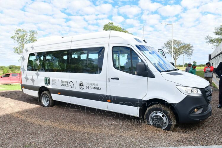 El Gobierno provincial entregó un vehículo, notebooks y aparatología para el IPF