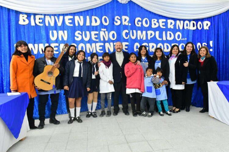 Las Lomitas: El Gobernador habilitó la obra educativa 1533 de su gestión y un nuevo centro de salud