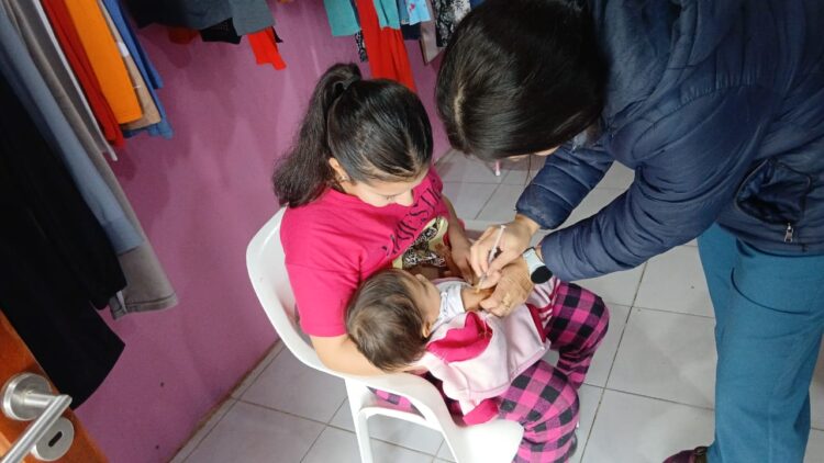 El centro de salud María Luisa Espinoza está realizando vacunación domiciliara para niñas y niños