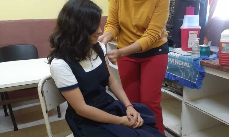 Centros de salud y hospitales llevan la vacuna antigripal a los establecimientos educativos