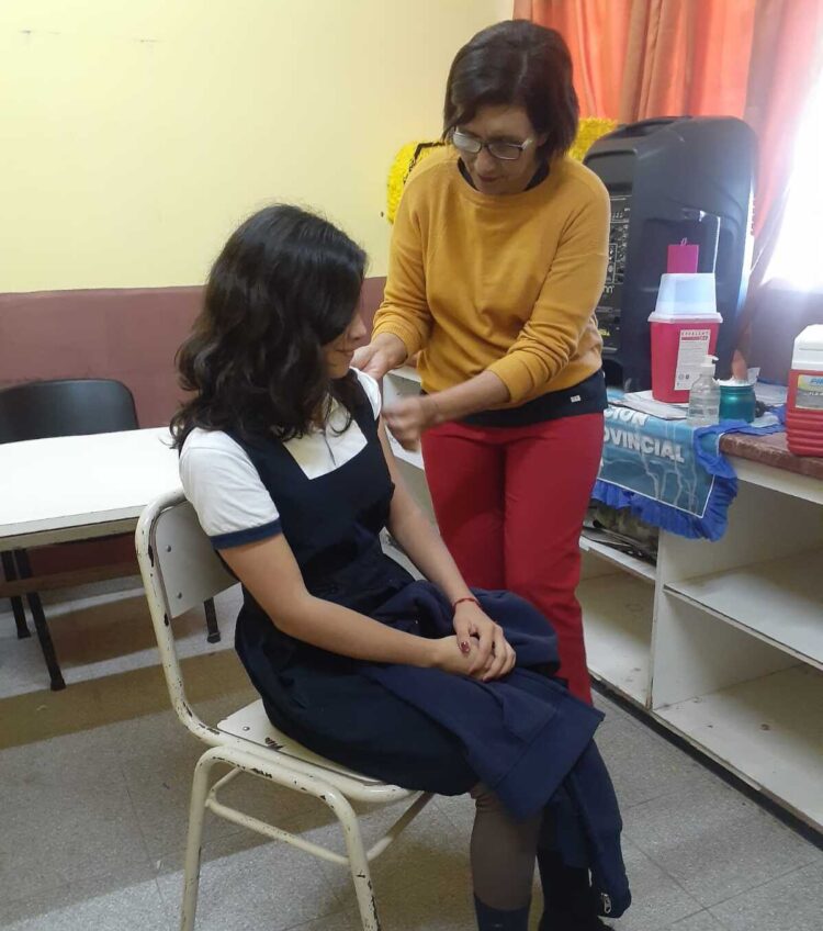 Centros de salud y hospitales llevan la vacuna antigripal a los establecimientos educativos