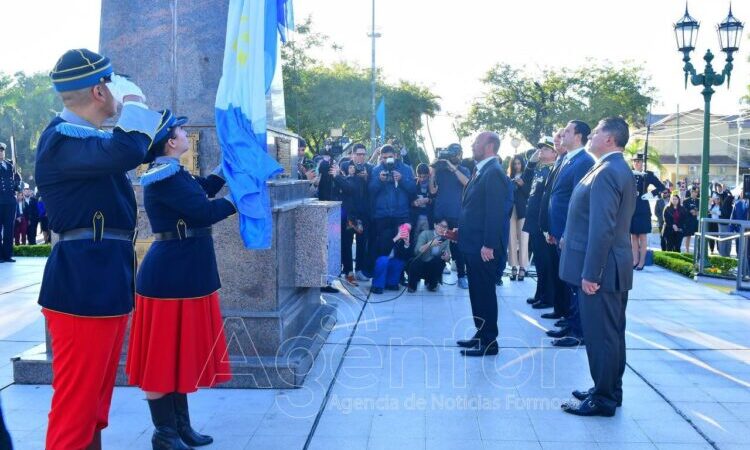 El gobernador Insfrán presidió el acto conmemorativo del Día de la Independencia Nacional
