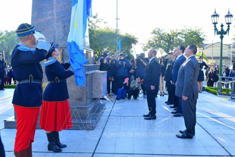El gobernador Insfrán presidió el acto conmemorativo del Día de la Independencia Nacional