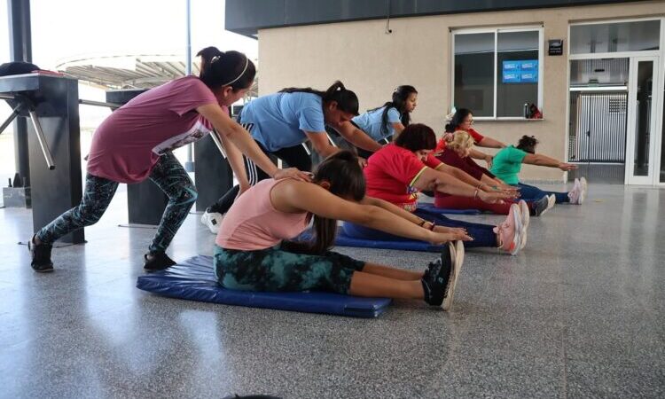 Continúa el entrenamiento funcional gratuito en el Parque Acuático durante este receso invernal