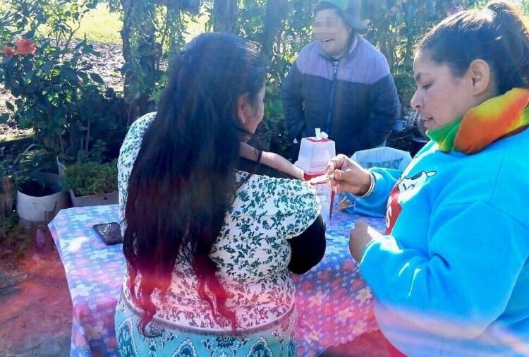 Vecinos del barrio Luján recibieron vacunas en sus casas