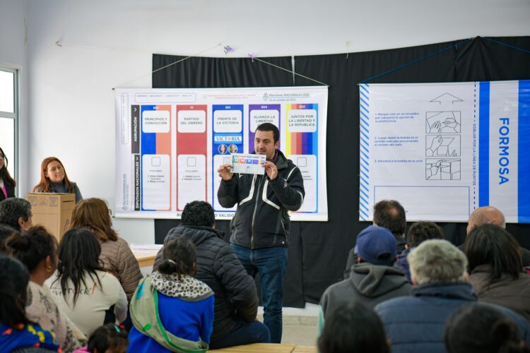 El Vicegobernador encabezó las charlas de la Boleta Única Papel en comunidades originarias de Las Lomitas