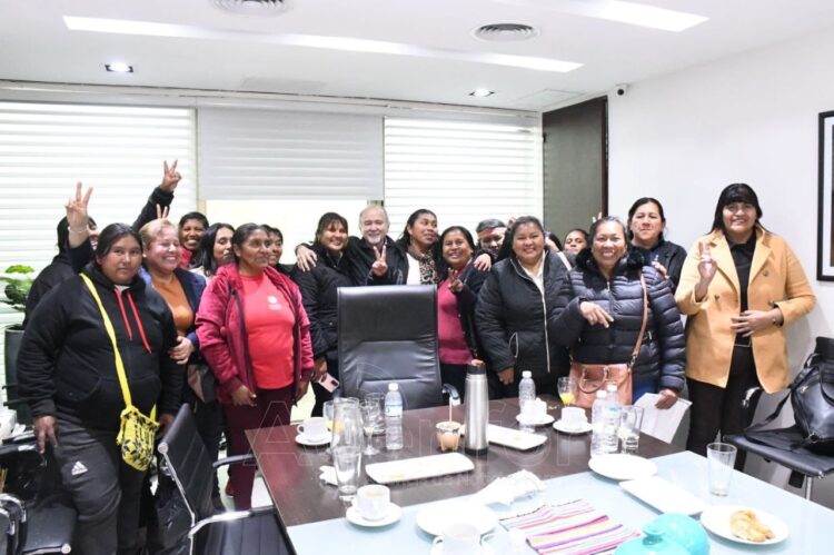 El jefe de Gabinete Ferreira recibió a mujeres indígenas en su día