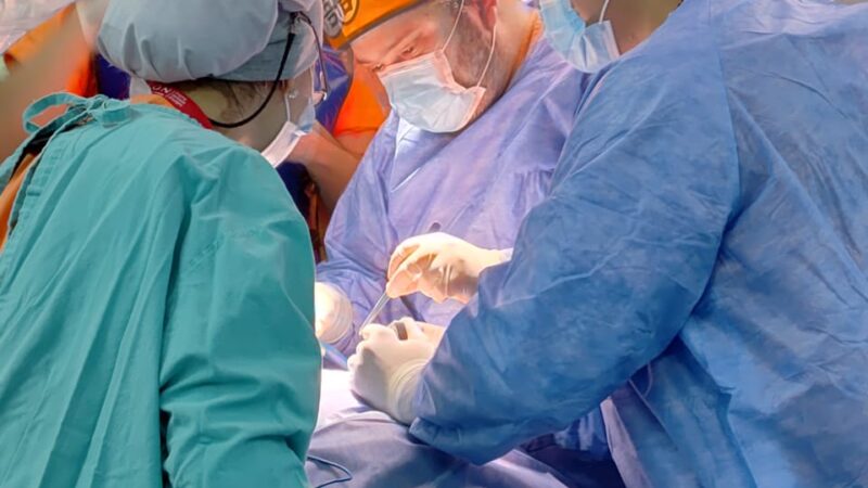 El Hospital de Alta Complejidad y el Hospital de la Madre y el Niño llevan adelante un importante procedimiento quirúrgico