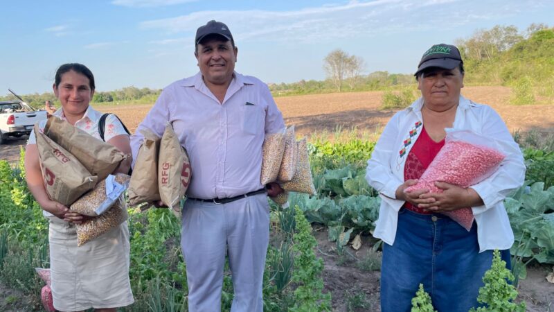 Lanzaron en la colonia Monte Quemado la campaña de cucurbitáceas y maíz para la primera cosecha con entrega de semillas