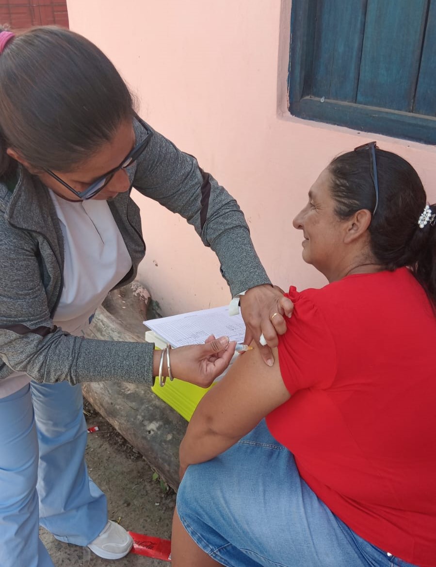 El centro de salud “María Luisa Espinoza” continúa vacunando a los vecinos en sus casas