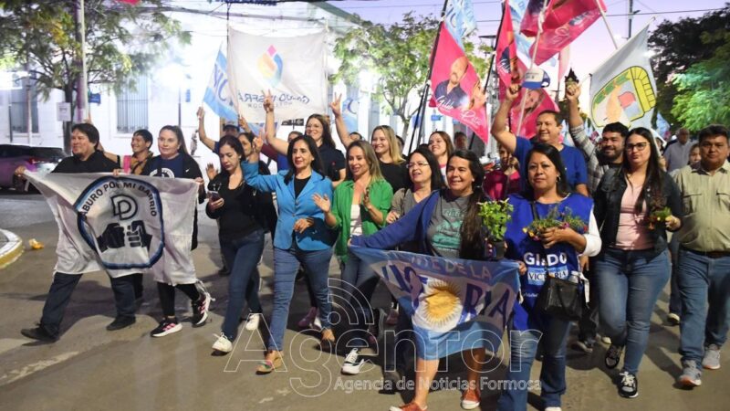 “Fuerte y al medio”: Caminata de candidatos del FdV en el microcentro capitalino