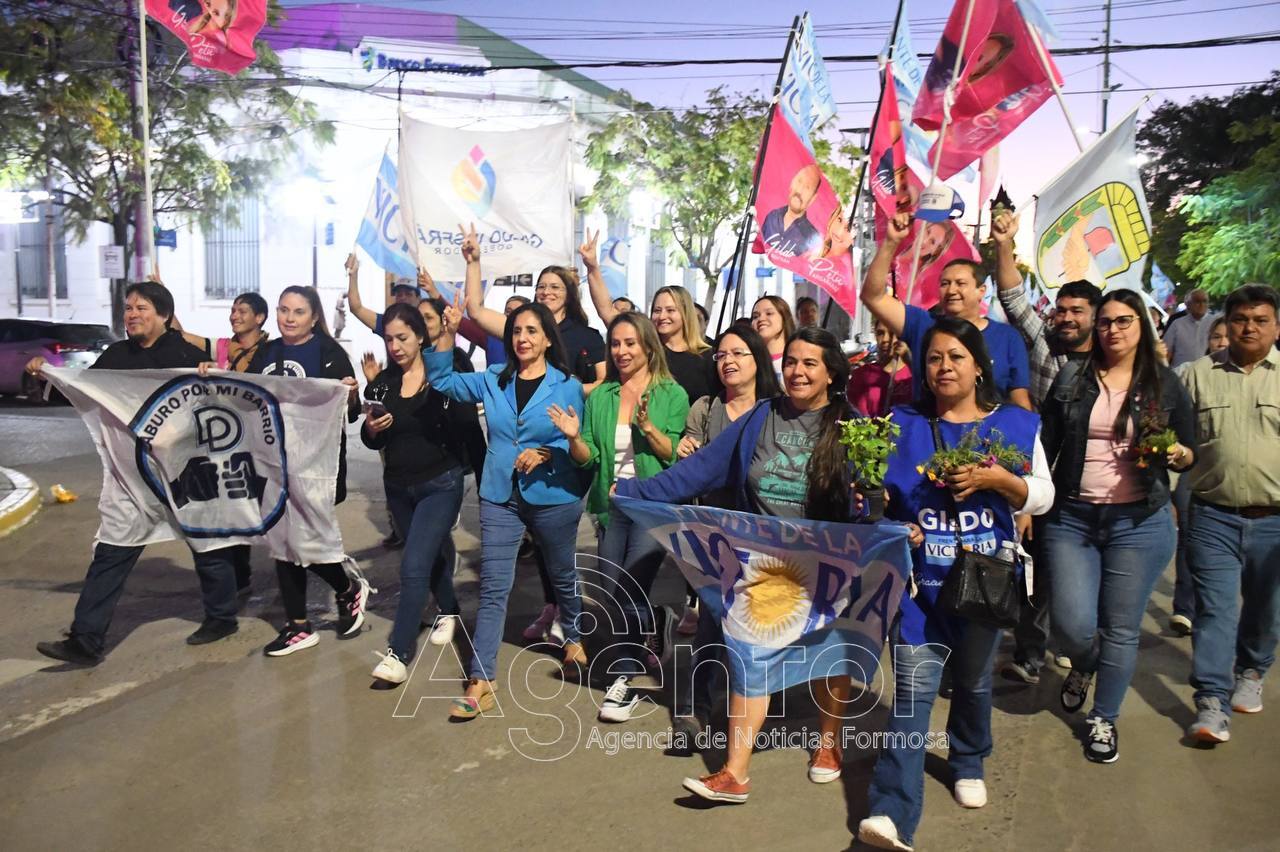 “Fuerte y al medio”: Caminata de candidatos del FdV en el microcentro capitalino