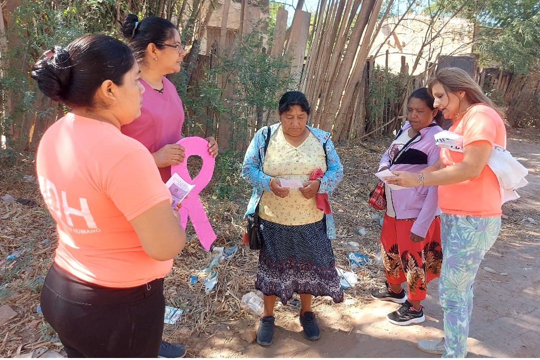 Entregan folletos traducidos al Wichí para concientizar sobre el cáncer de mama