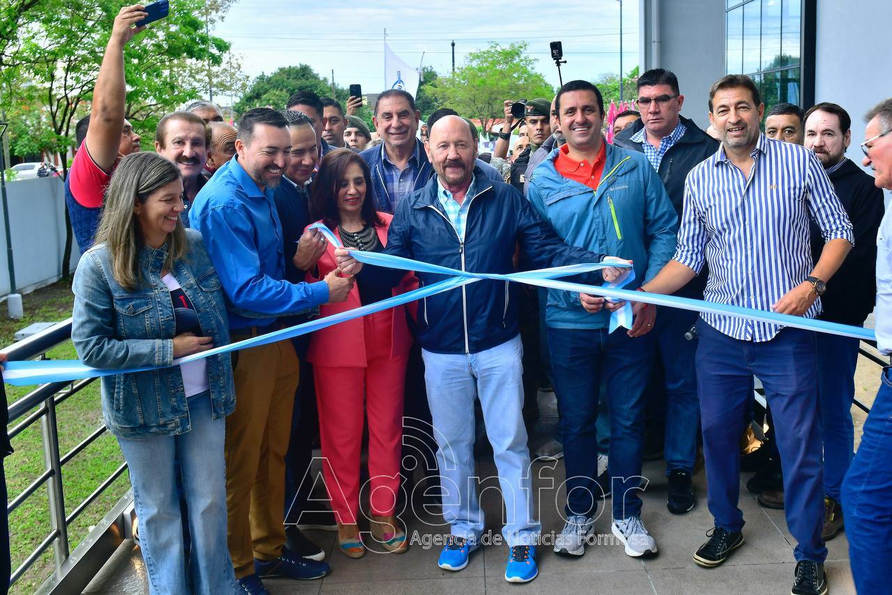 El gobernador Insfrán inauguró la piscina olímpica cubierta y climatizada junto con la pista de atletismo