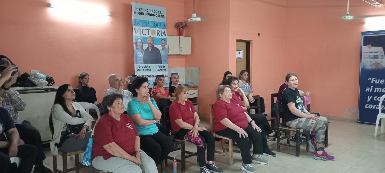 Jubilados del barrio Lote 4 se capacitaron sobre la BUP de cara a las elecciones del 26 de octubre