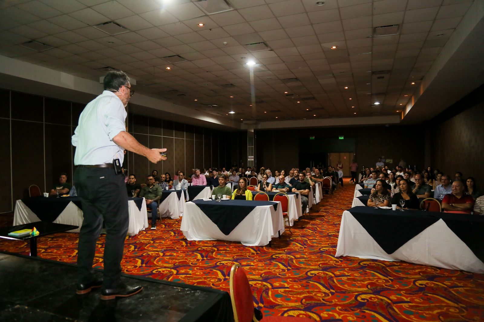 Más de 100 personas participaron del encuentro “Deempresa familiar a familia empresaria” con MartínQuirós