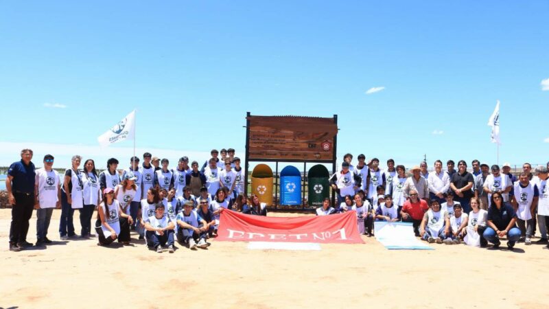 Misión cumplida: Estudiantes de la EPET N° 1 instalaron contenedores ecológicos en el Bañado La Estrella