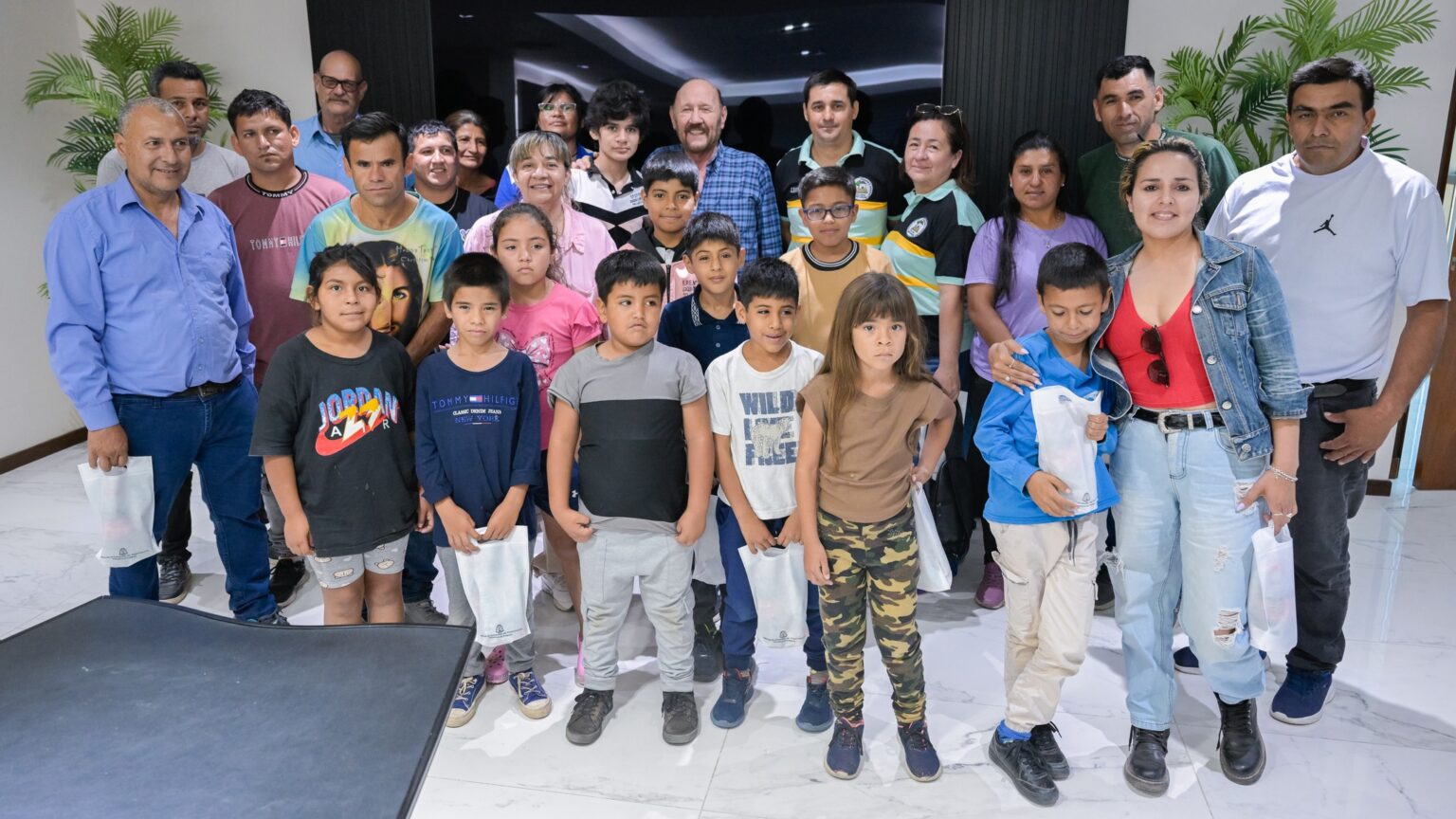El Gobernador recibió a estudiantes de Colonia Las Lolas
