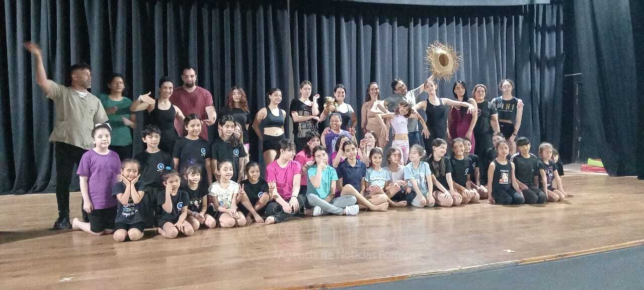 Siguen los ensayos para la gala de fin de año en “La Mandinga”