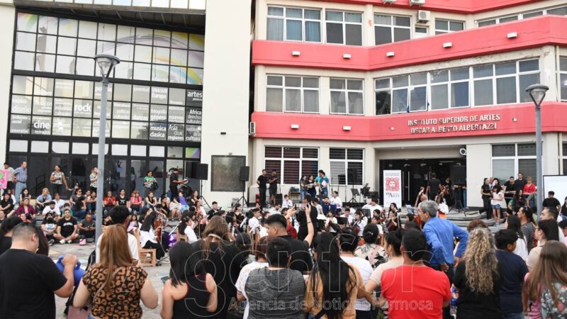 Aráoz acompañó la exposición del ISA por el Mes de las Artes