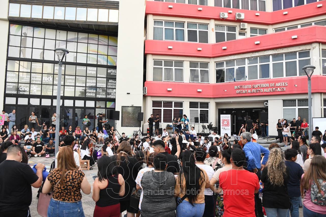 Aráoz acompañó la exposición del ISA por el Mes de las Artes