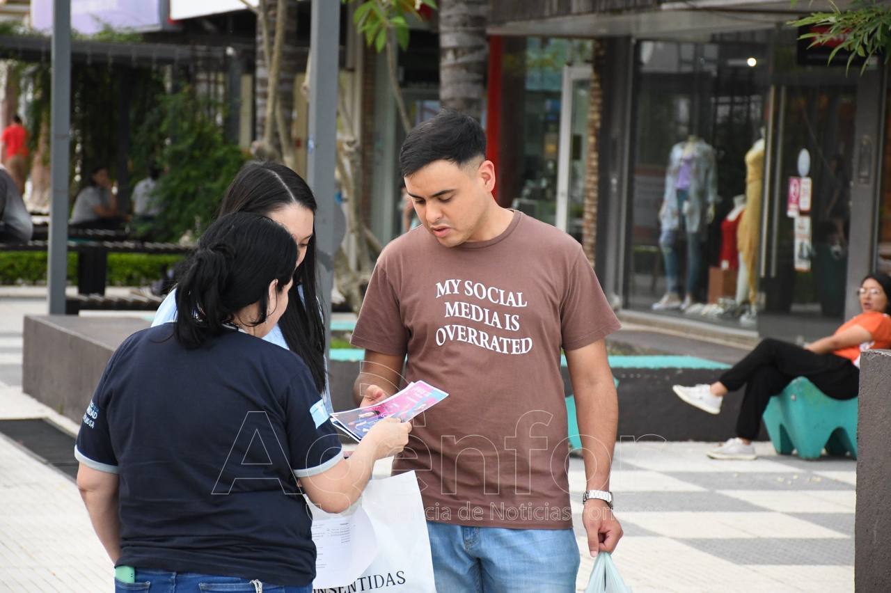 Con un stand institucional en la Peatonal, brindaron información para prevenir el abuso sexual en niños, niñas y adolescentes
