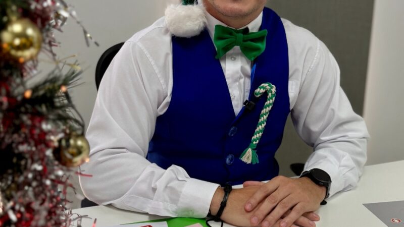 EL AYUDANTE DE PAPÁ NOEL RECORRE FORMOSA Y ENSEÑA A AHORRAR