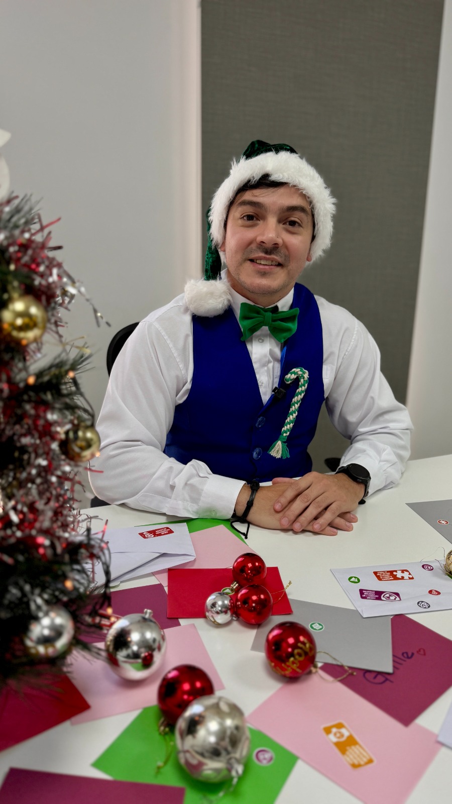 EL AYUDANTE DE PAPÁ NOEL RECORRE FORMOSA Y ENSEÑA A AHORRAR