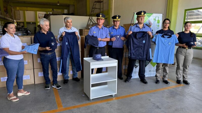 El Fontex realizó la última entrega anual de uniformes a la Policía