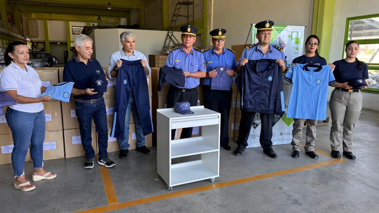 El Fontex realizó la última entrega anual de uniformes a la Policía