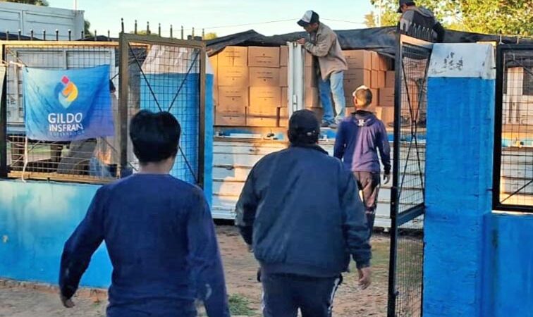 Las Lomitas: El Gobierno provincial concretó una nueva entrega de cajas alimentarias a las que se sumaron las bolsas navideñas