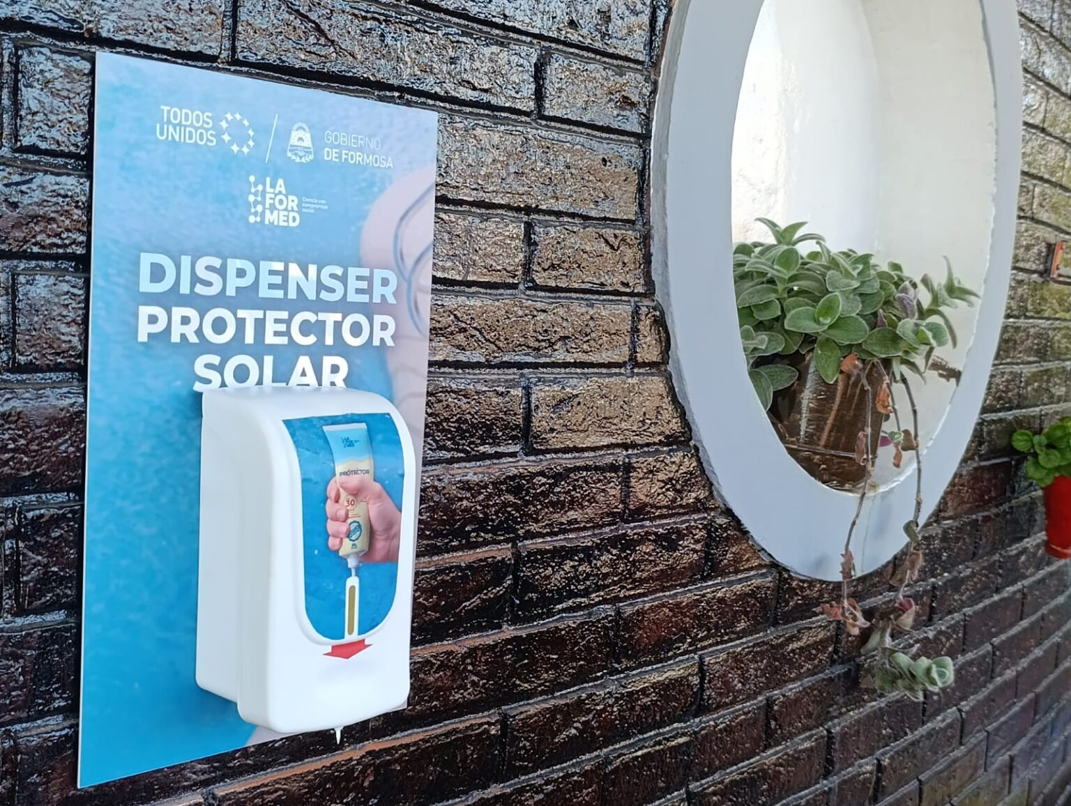 Laformed instaló dispensers de protector solar en el Paraíso y Parque Acuático