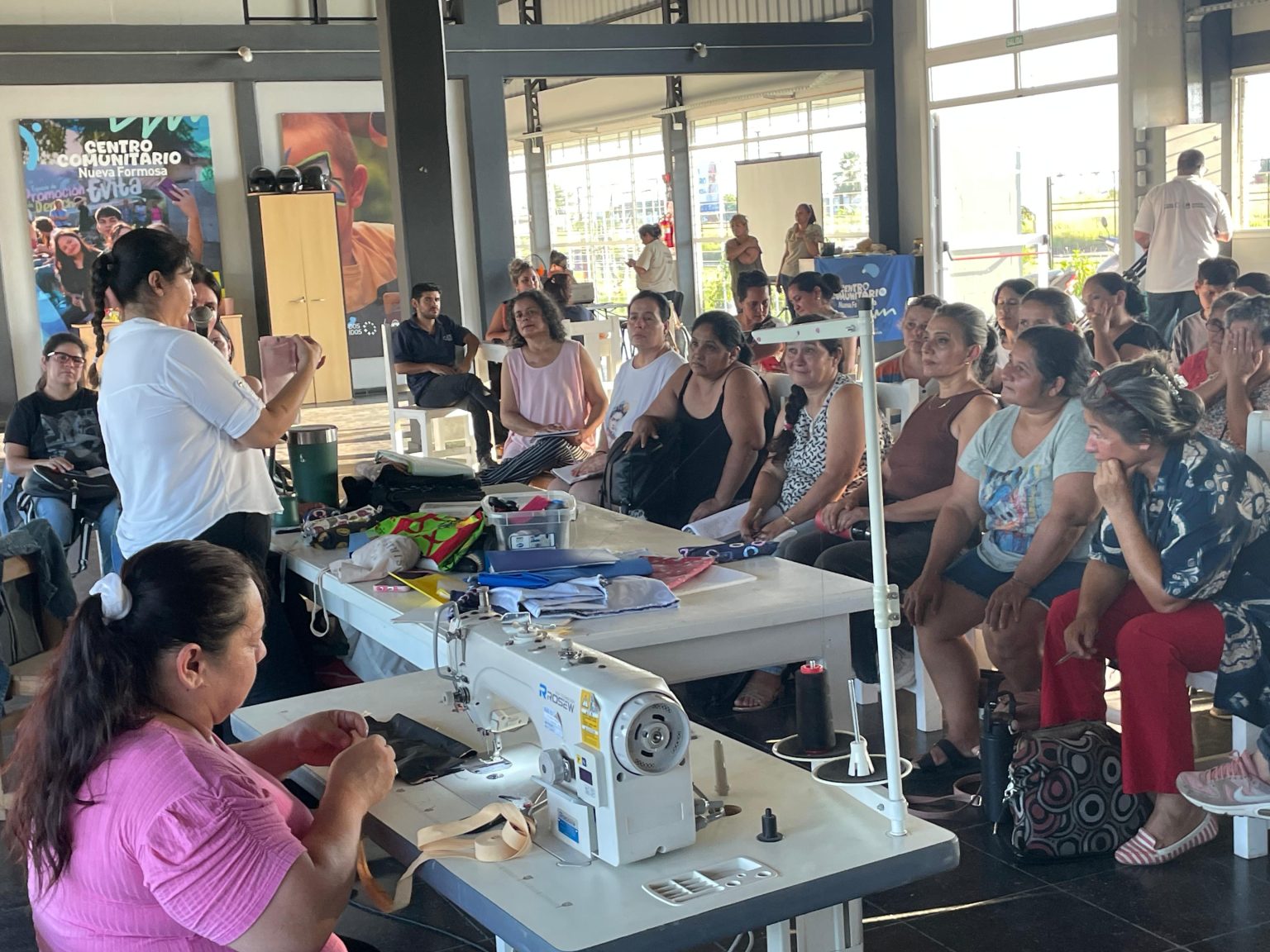 De cara al comienzo de clases, capacitaron en costura y confección de cartucheras