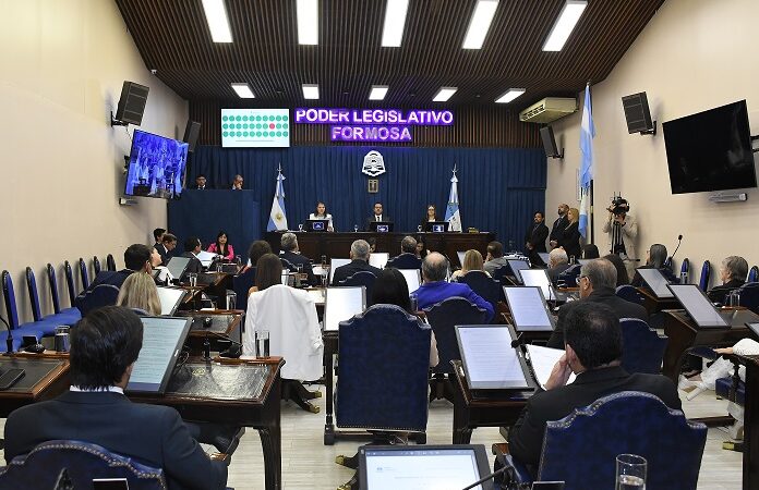 Legisladores aseguraron que “se escuchan todas las voces” para regular el uso de celulares en las aulas