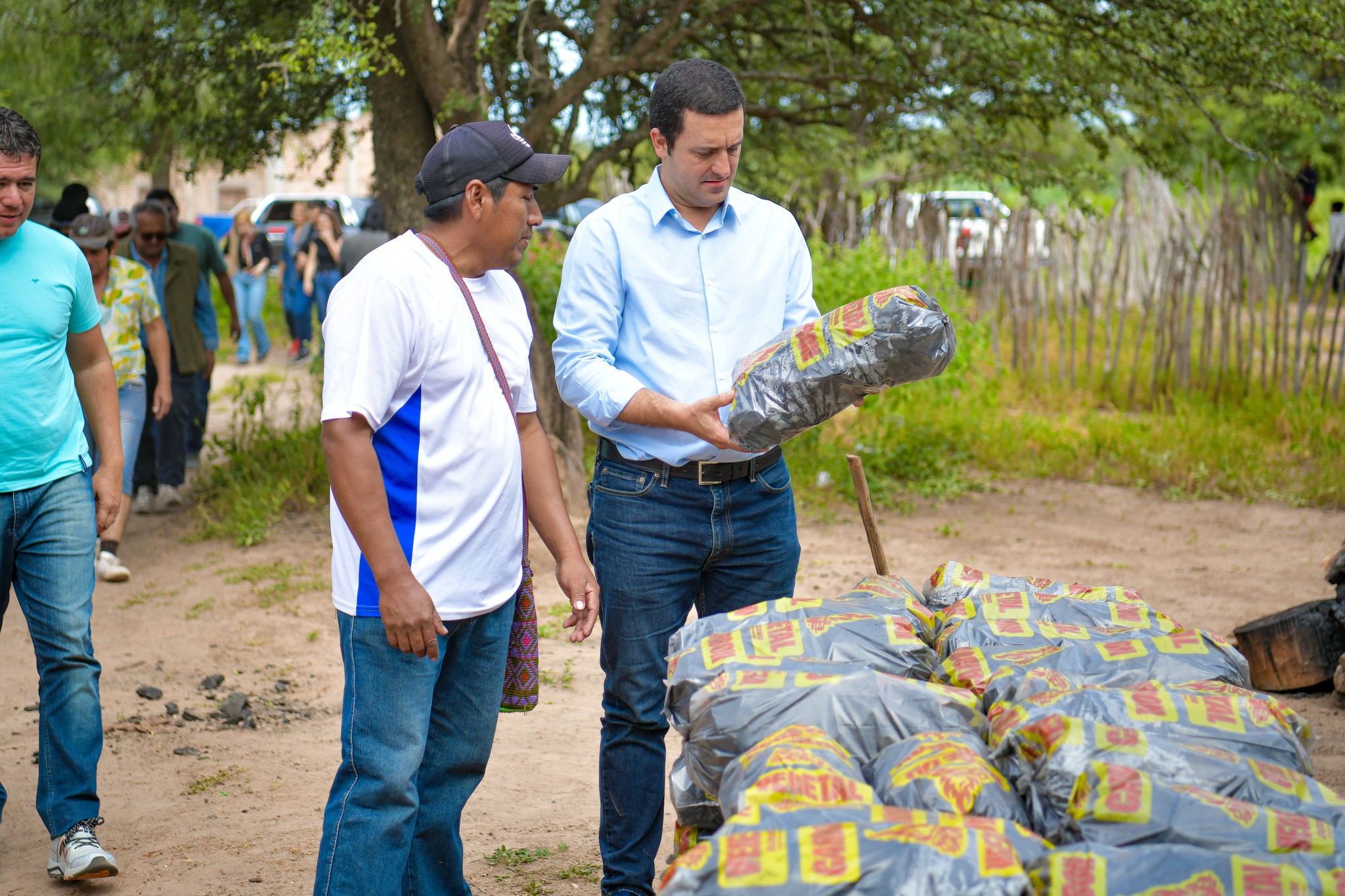 El Vicegobernador visitó la carbonería de Teniente Fraga
