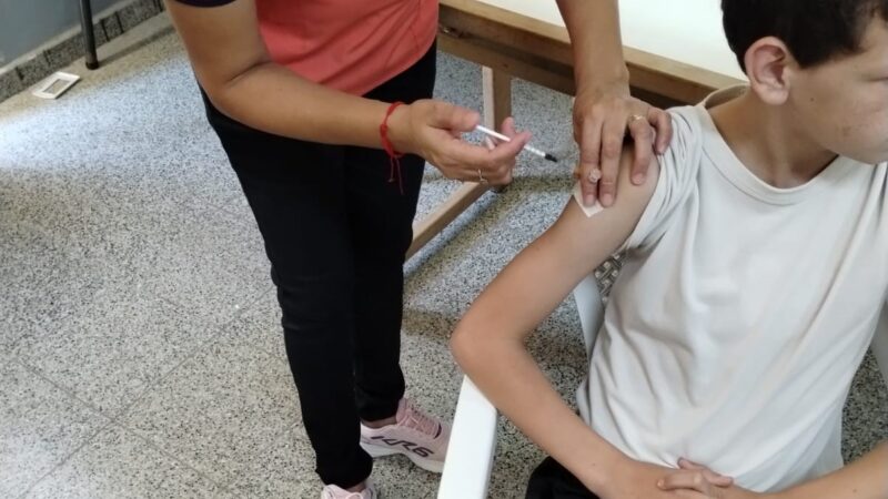 En Villa Escolar refuerzan la inmunización de niñas y niños con vacunas que corresponden a los 11 años