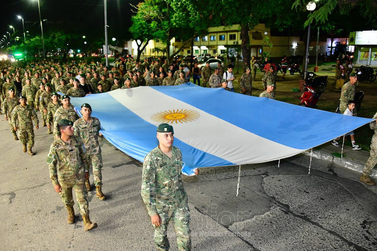 Emotiva marcha de antorchas y vigilia en homenaje a los héroes de Malvinas