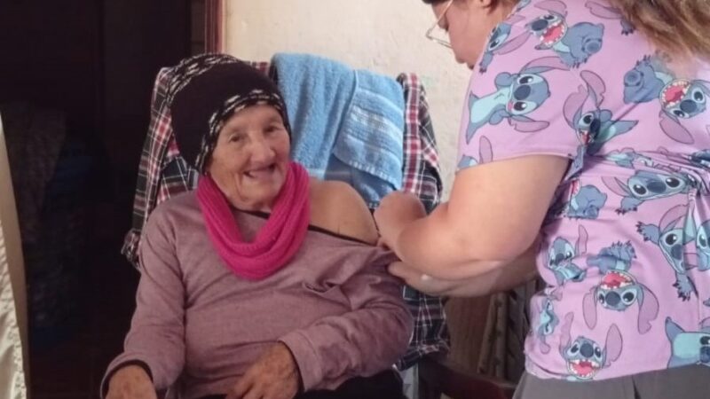Vacunación antigripal, casa por casa, en la colonia La Primavera criolla