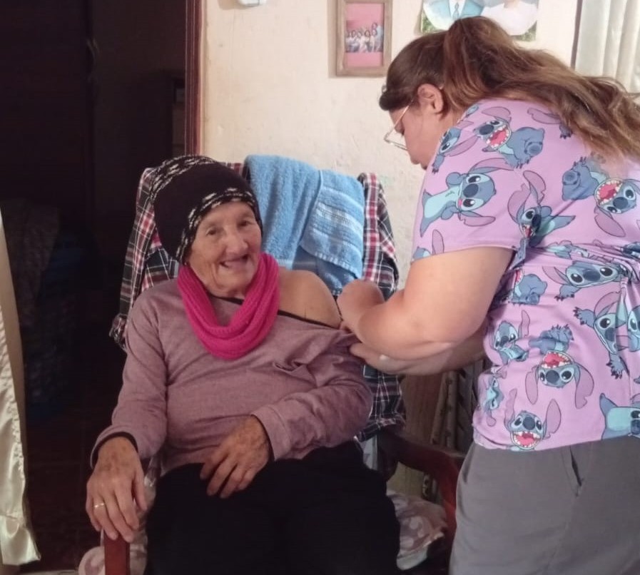 Vacunación antigripal, casa por casa, en la colonia La Primavera criolla
