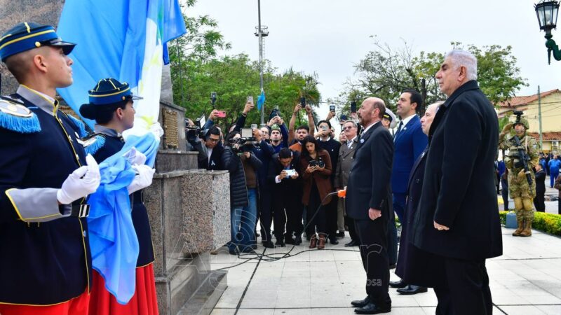 El gobernador Insfrán encabezó el acto por el 216° aniversario de la Revolución de Mayo