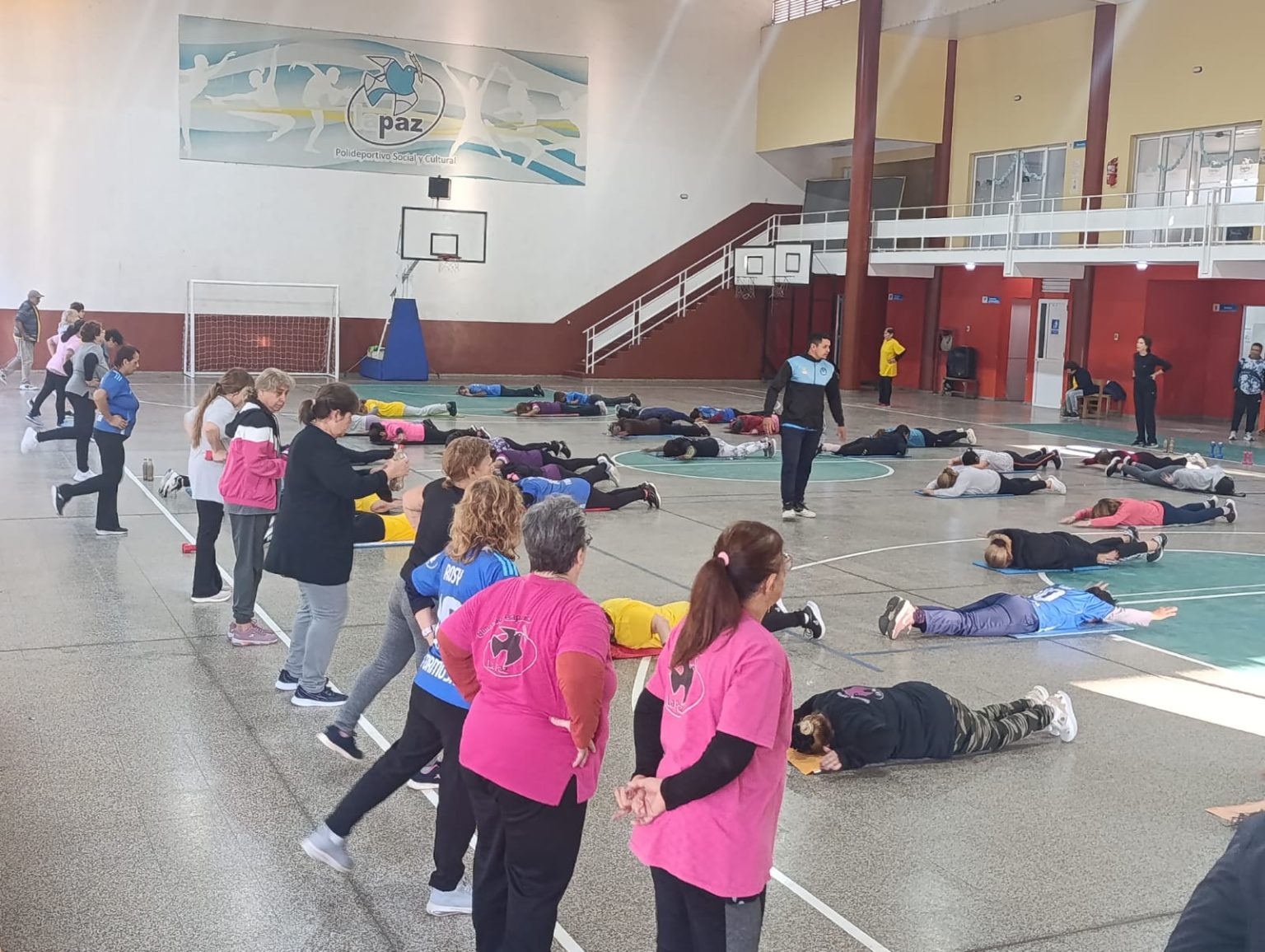 El gimnasio terapéutico del Club La Paz dicta sus clases con normalidad